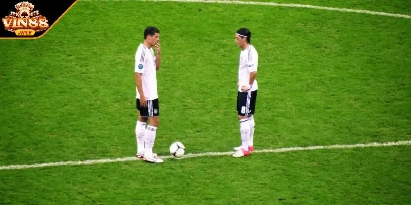 Xem xét các yếu tố điều kiện thời tiết, sân bãi